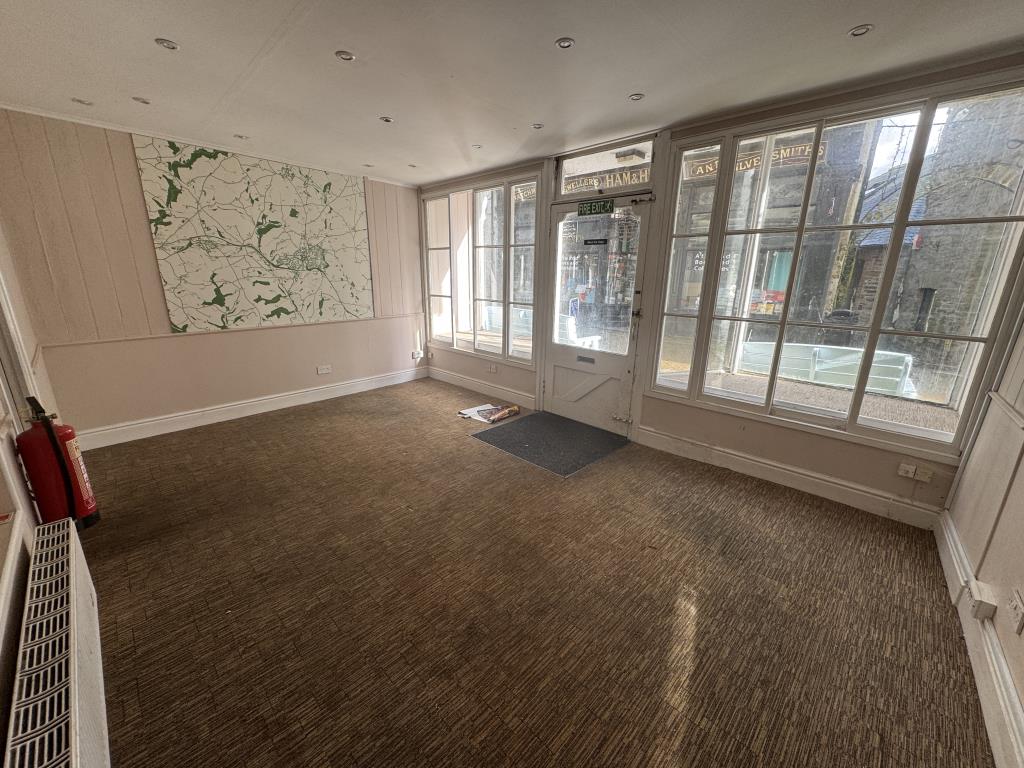 Lot: 27 - COMMERCIAL PROPERTY WITH PLANNING CONSENT FOR PART CONVERSION TO HMO - Retail area